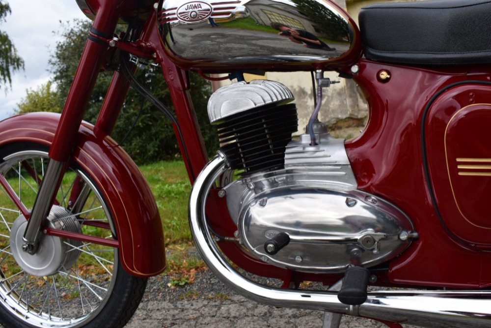 Akrylátová barva Jawa ČZ červená 1l